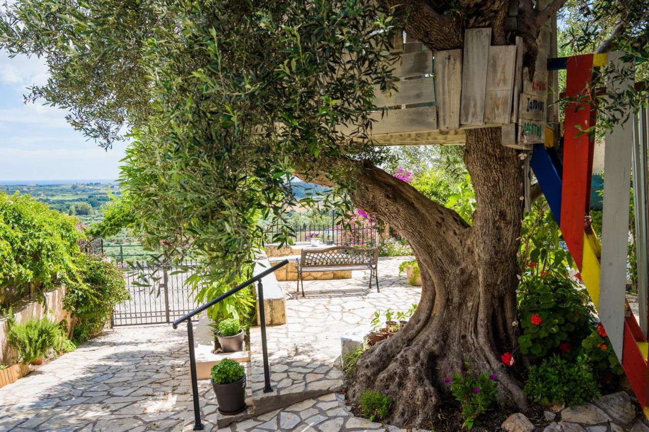 Bougainvillea Tree House Ferienhaus Chavriáta